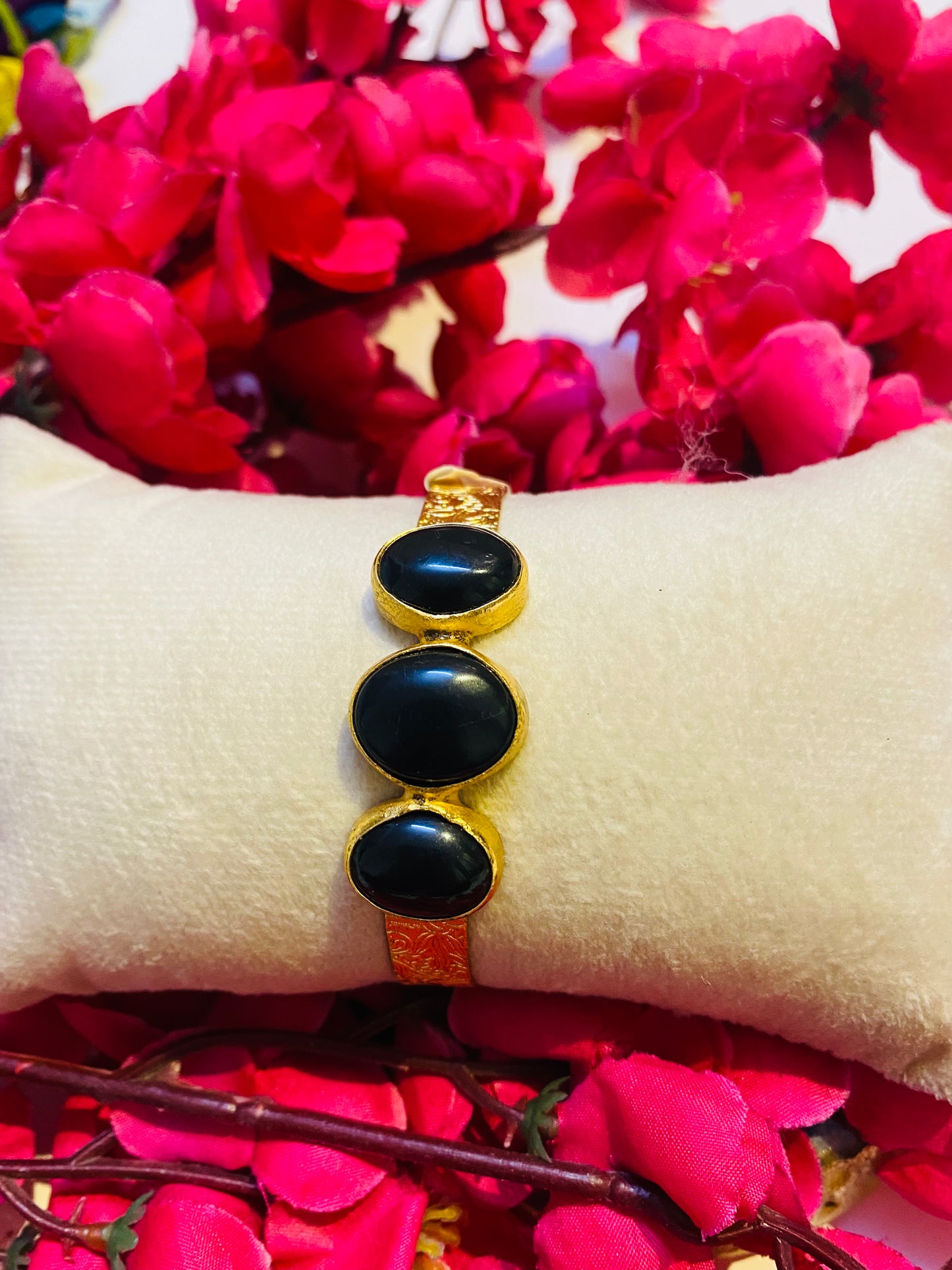 Onyx Triplet Handcuff