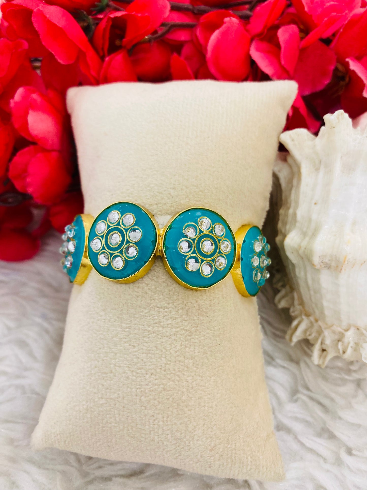 Amna Kundan Handcuff