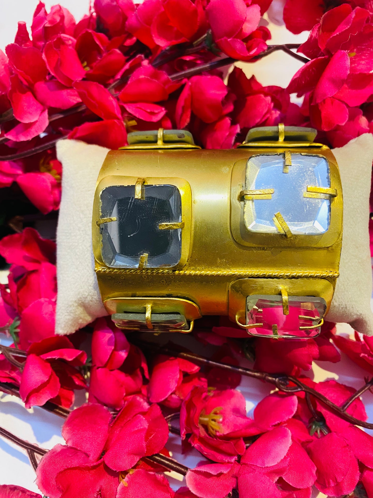 Blocks of Mirror Statement Handcuff