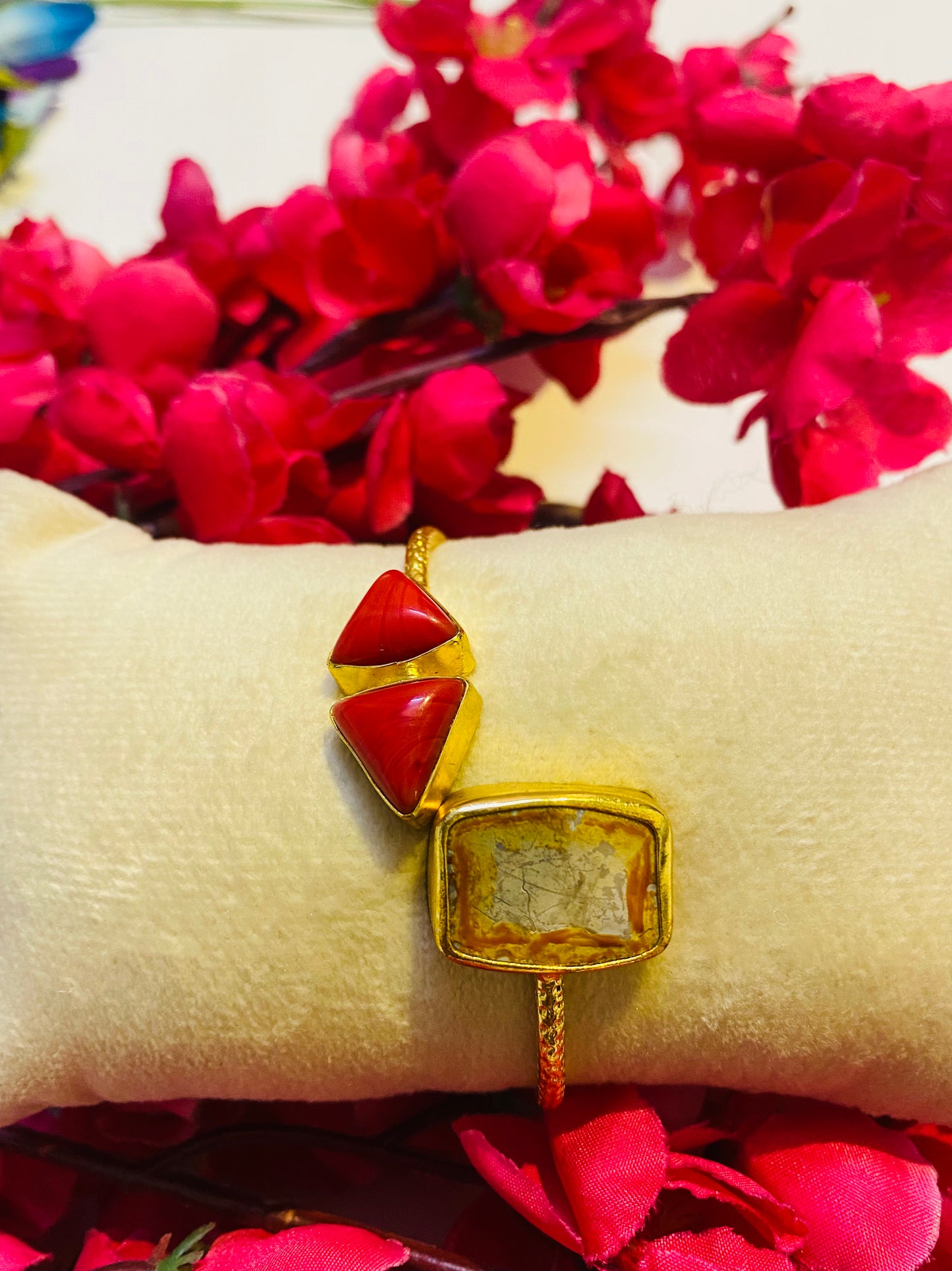 Twin Triangle with Square Handcuff