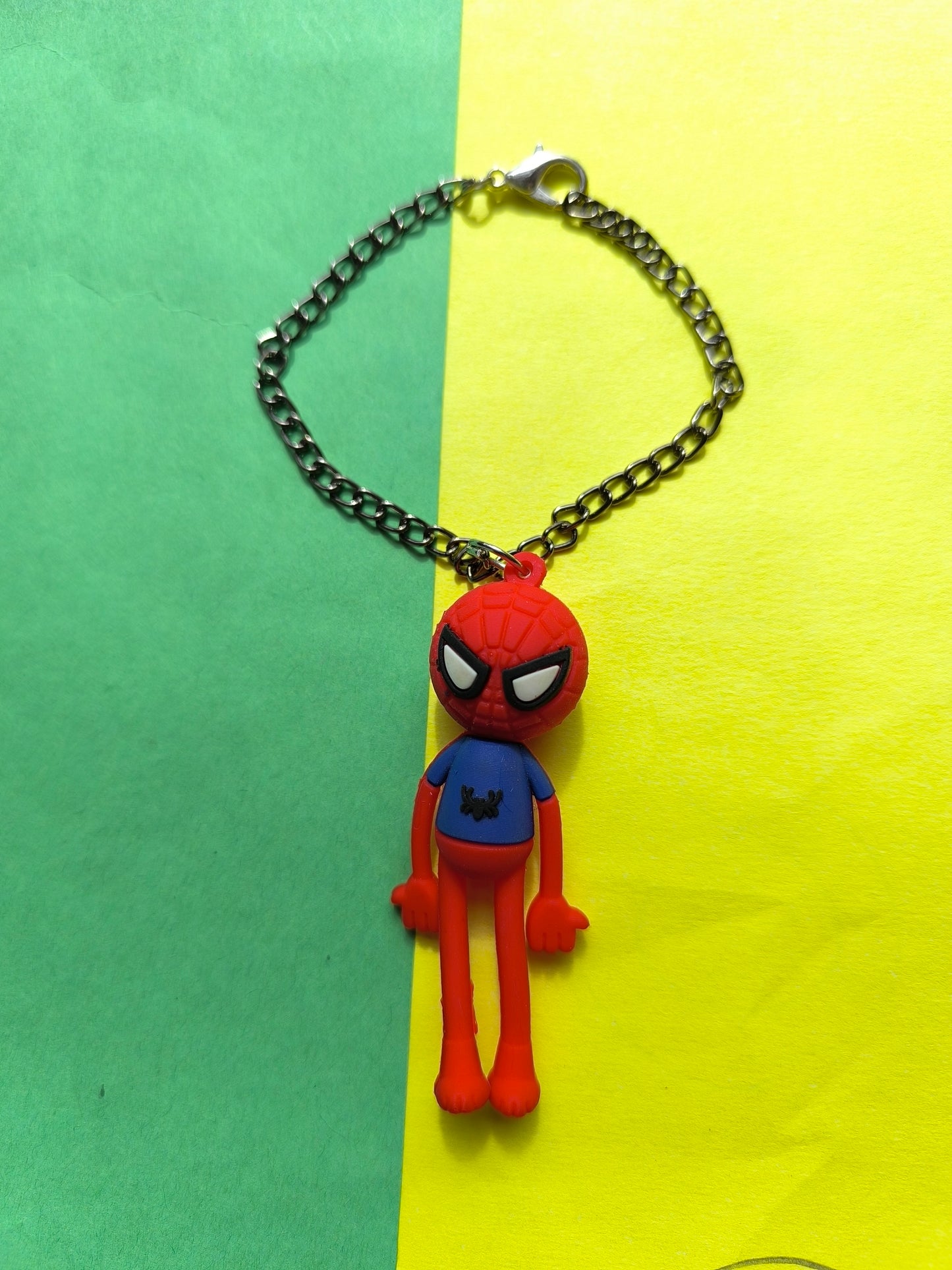 Spider article with chain