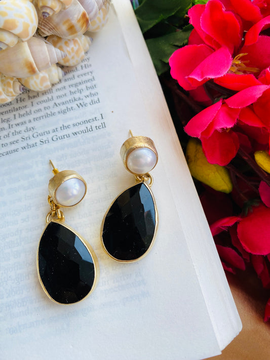 Pearly Onyx Earring