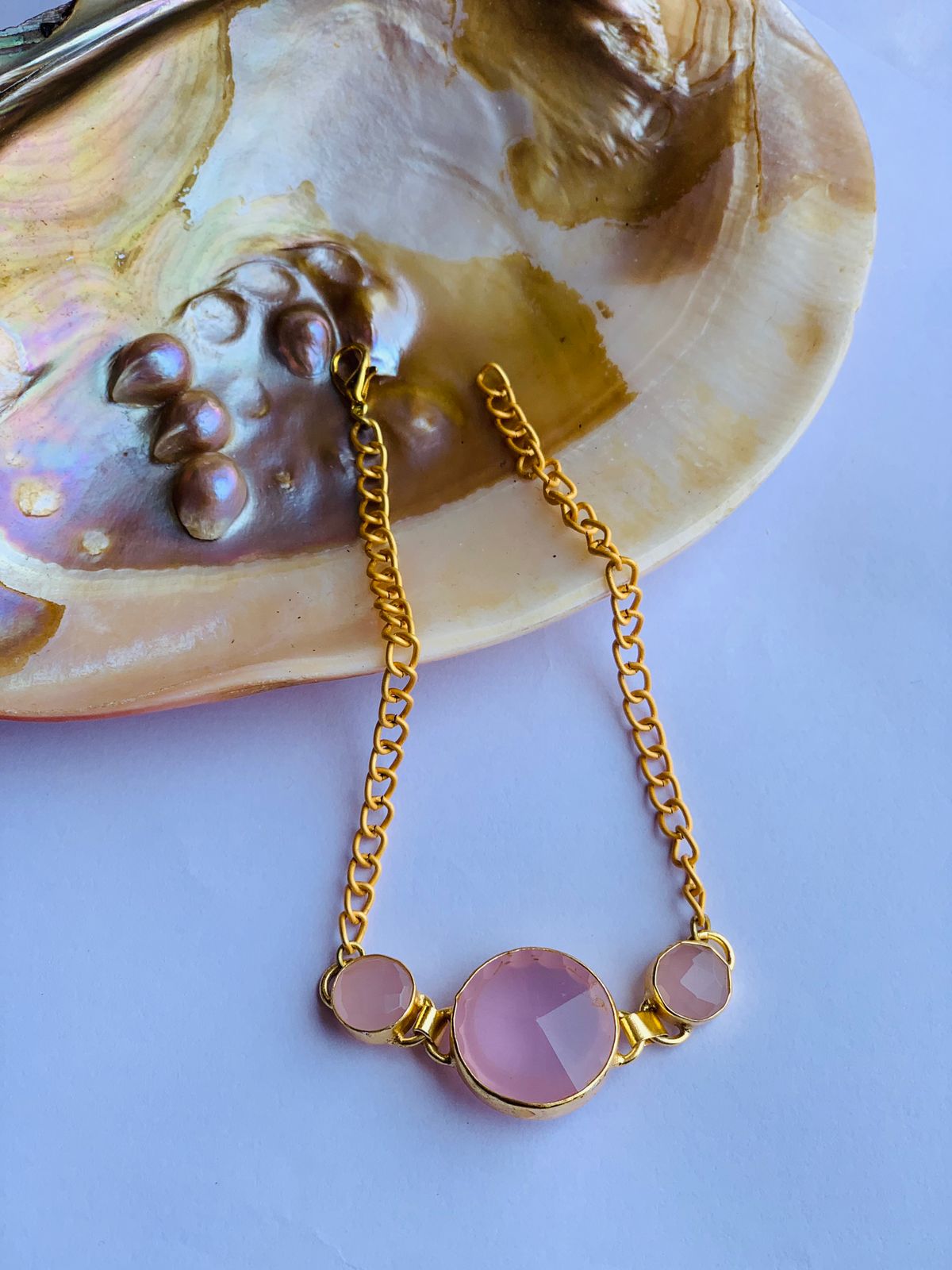 Rose quartz stone with pearl in chain