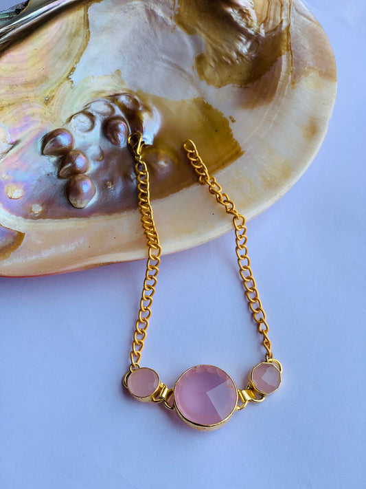 Rose quartz stone with pearl in chain