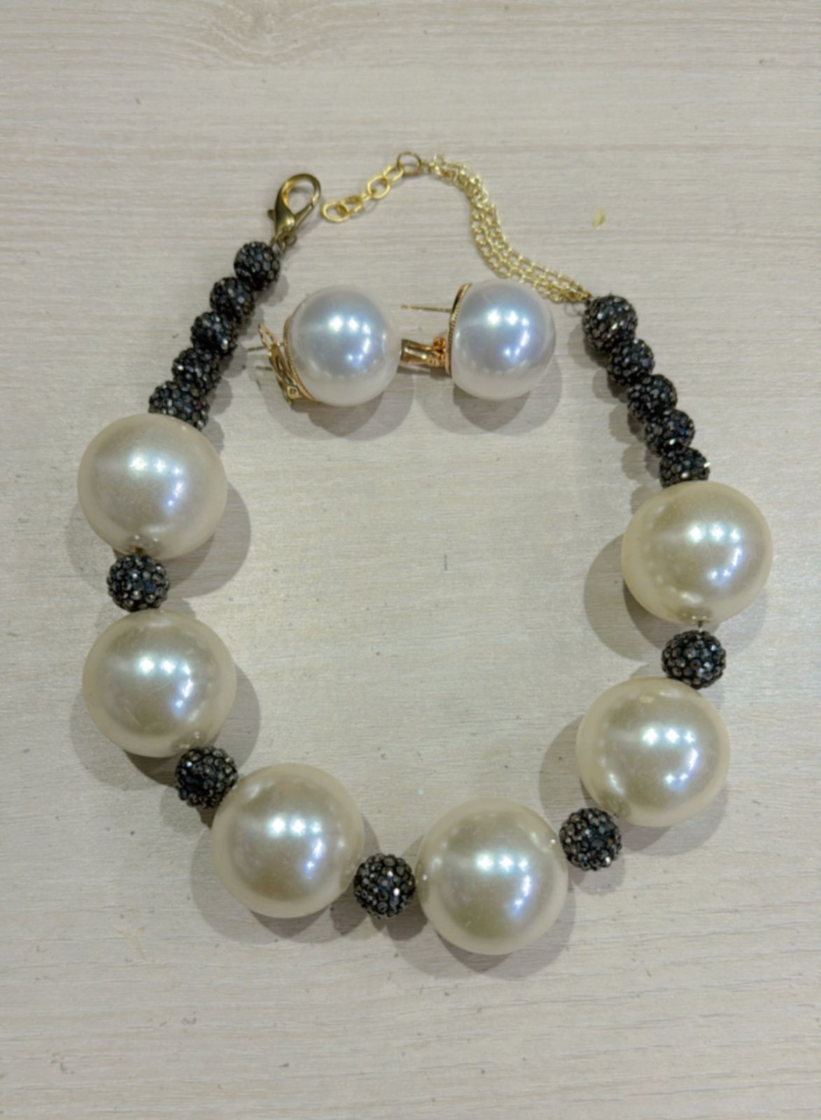 Queen Pearls Ball Necklace