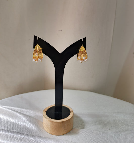 Luna Pearl Gold Studs