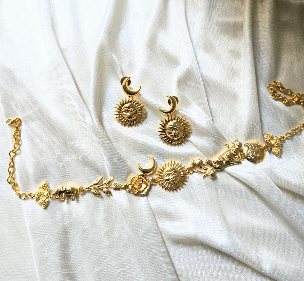 Traditional Gold-Tone Choker Necklace with Earrings