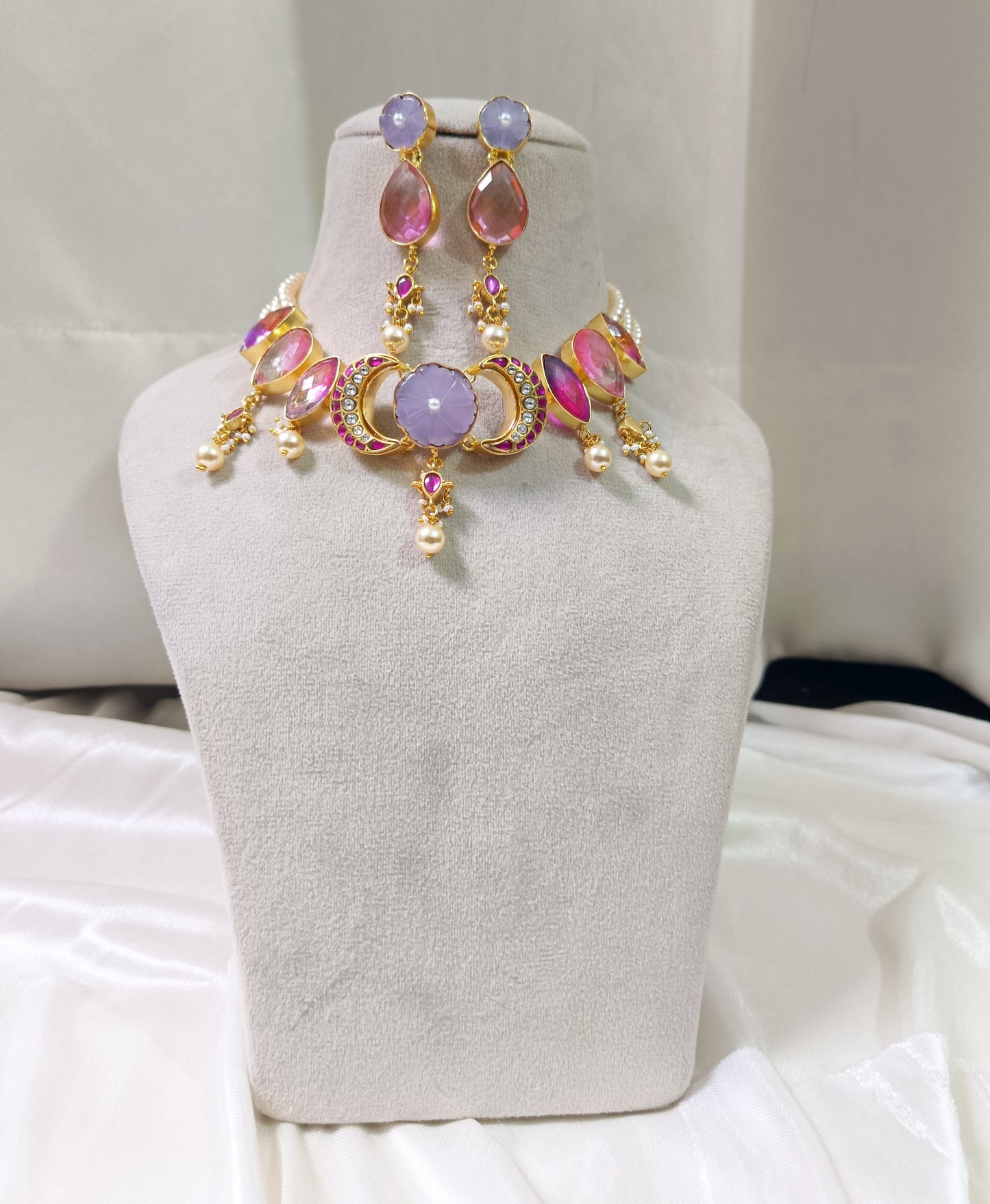 Elegant Floral Stone Necklace Set with Pearl Dangling Earrings