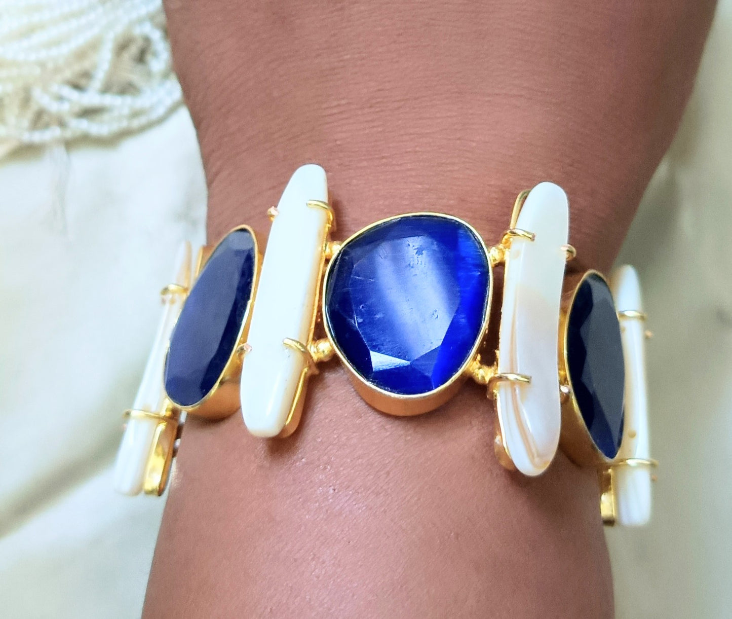 Blue monalisa with pearl Handcuff