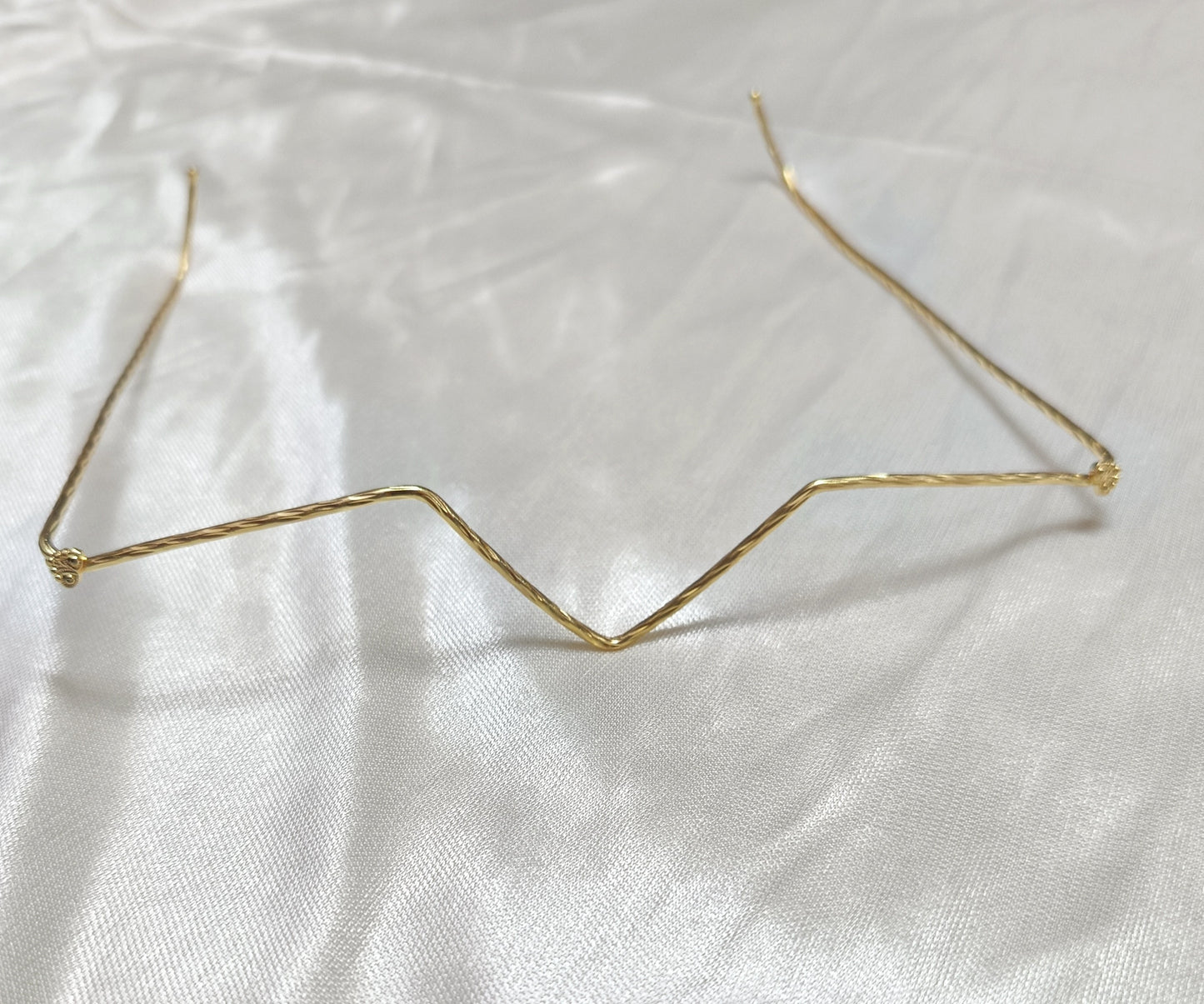 Handcrafted Gold Wave Facelet