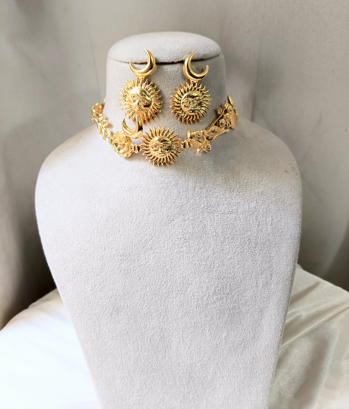 Traditional Gold-Tone Choker Necklace with Earrings