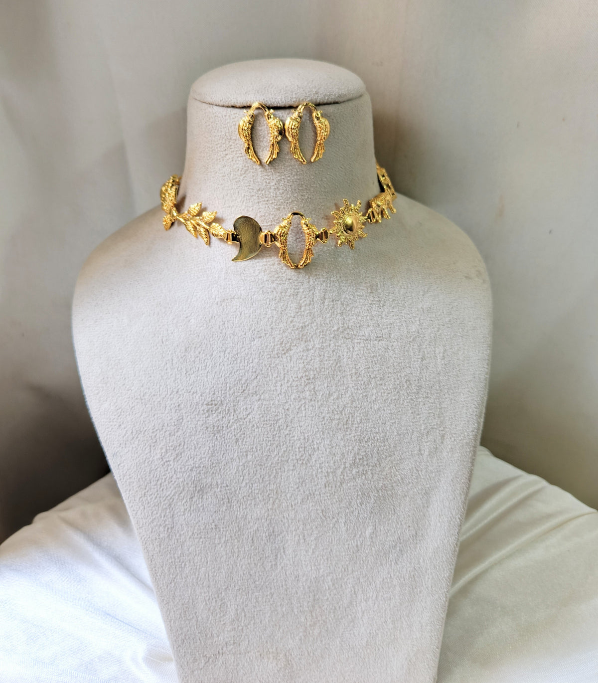 Traditional Gold-Tone Choker Necklace with Earrings